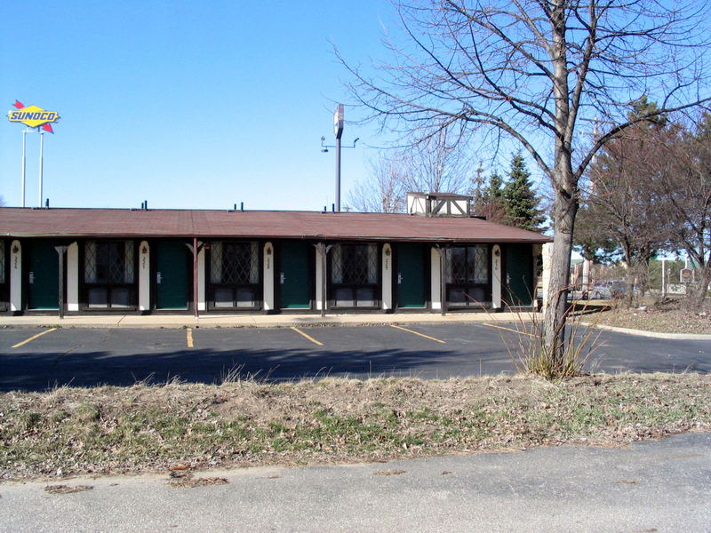 Super 7 Inn & Suites Saginaw (Saginaw Inn, Knights Inn) - April 2005 (newer photo)